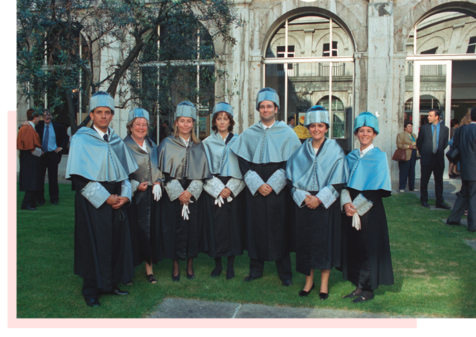 Teresa Sádaba, con colegas de la Facultad de Comunicación que participaron en la investidura de doctores celebrada el 1 de junio de 2001